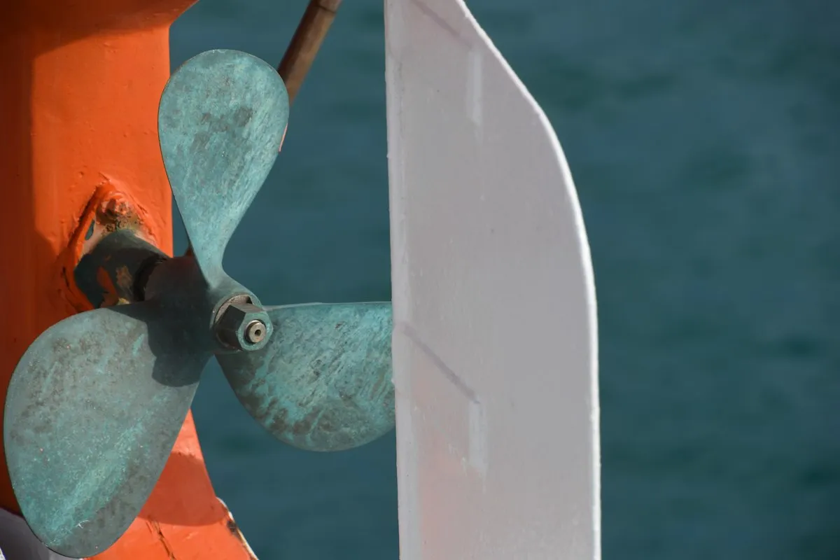 Hélice et embase de moteur marquées par la corrosion, bateau au sec