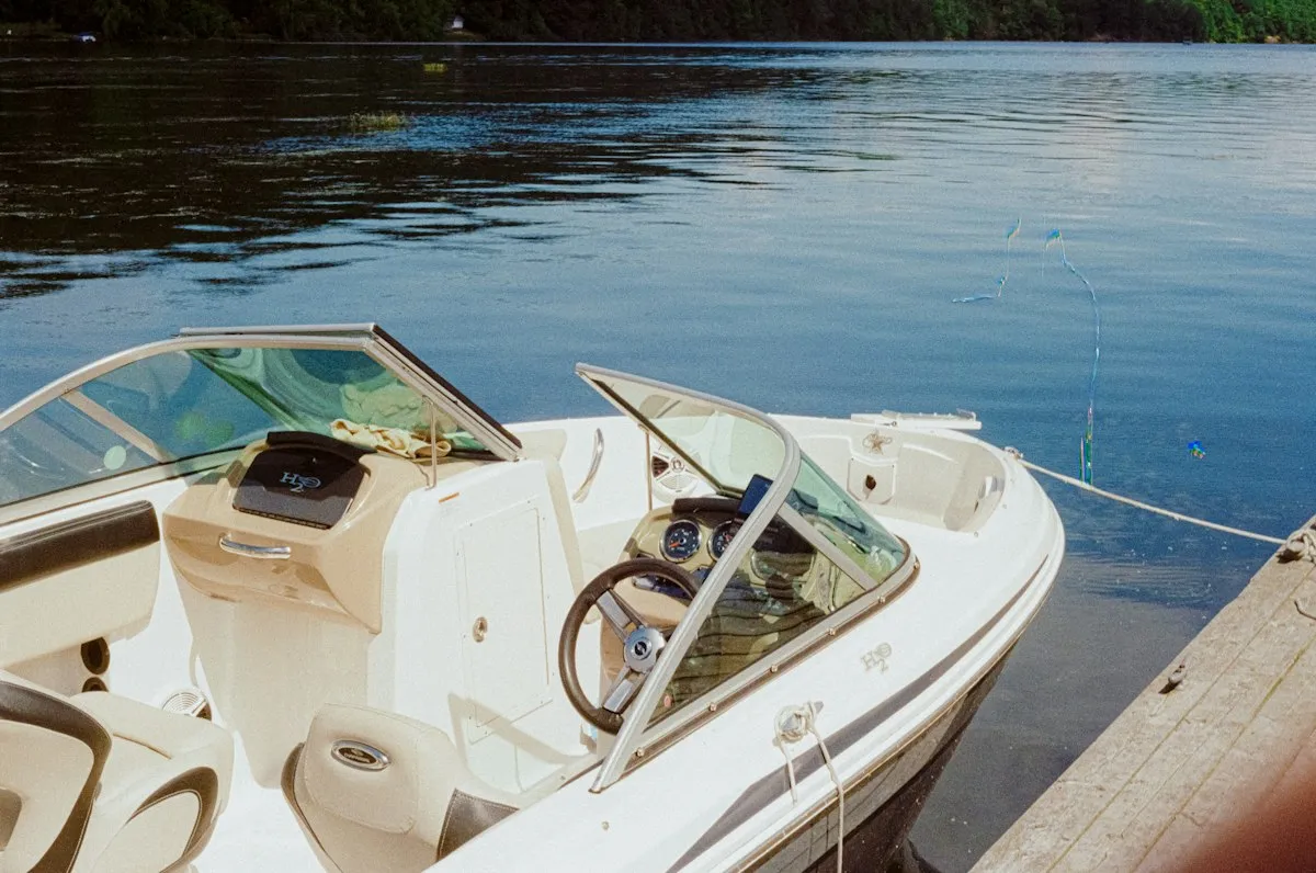 Cockpit d'un bateau de plaisance amarré sur un lac calme