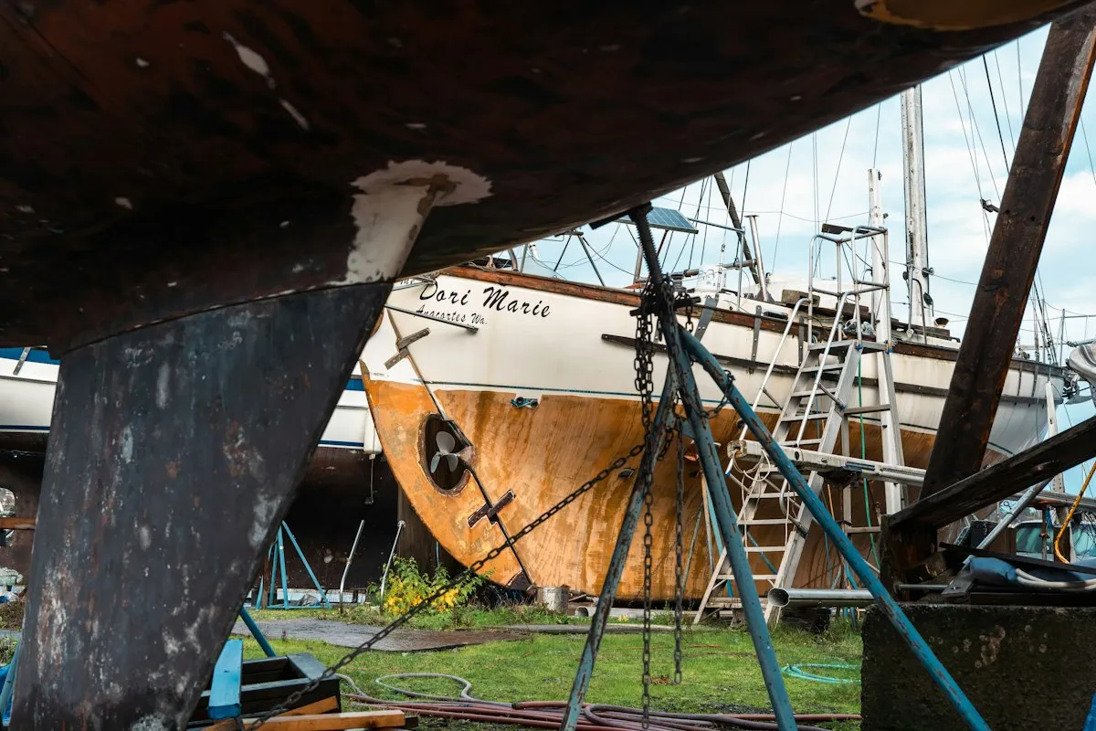 Coque de bateau sortie de l'eau sur ber, chantier naval