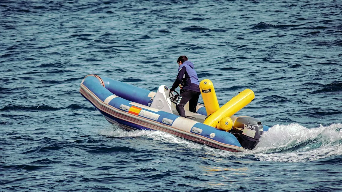 Annexe semi-rigide en navigation avec un pilote à la barre