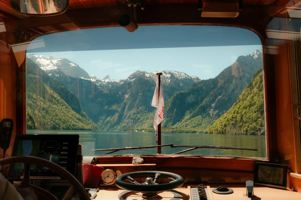 Vue depuis le poste de barre d'un bateau sur un lac de montagne