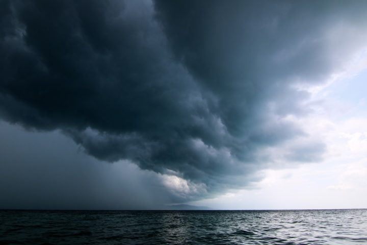 Signaux météo tropicaux essentiels pour les marins