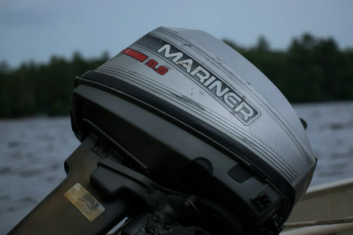 Moteur hors-bord Mariner vu de près, capot noir et gris