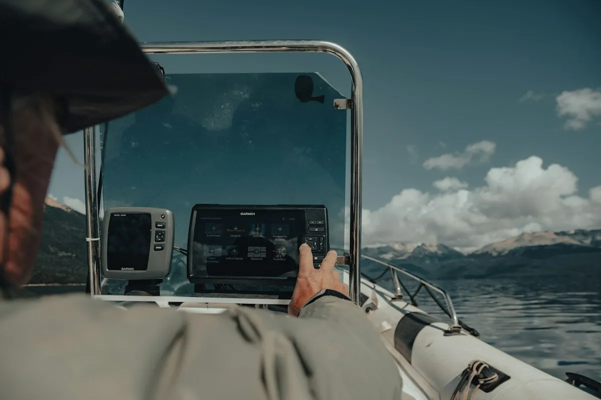 Utilisateur consultant un écran Garmin de sondeur GPS sur un bateau