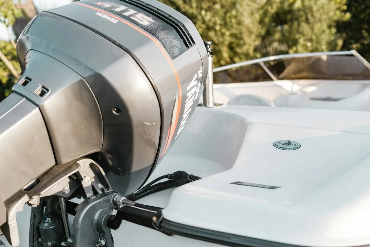 Avant d'un moteur hors-bord thermique vu de près