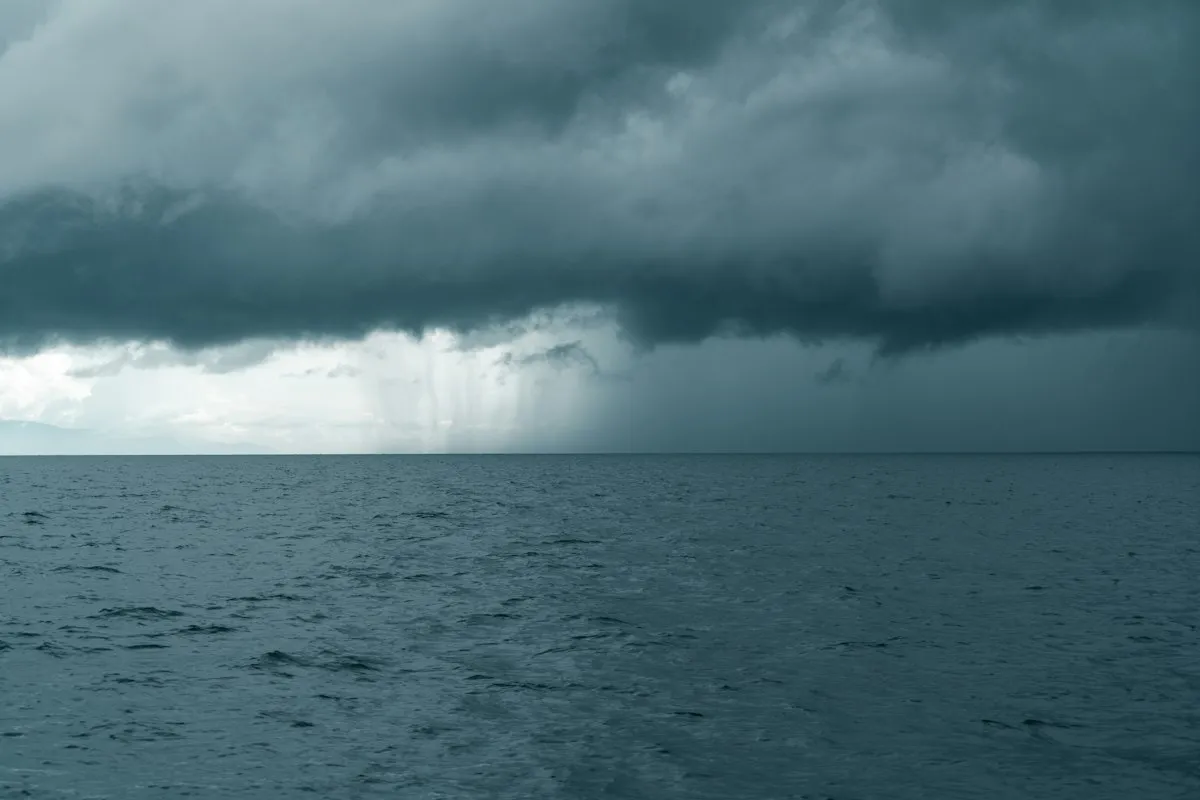 Ciel chargé de nuages sombres au-dessus de la mer
