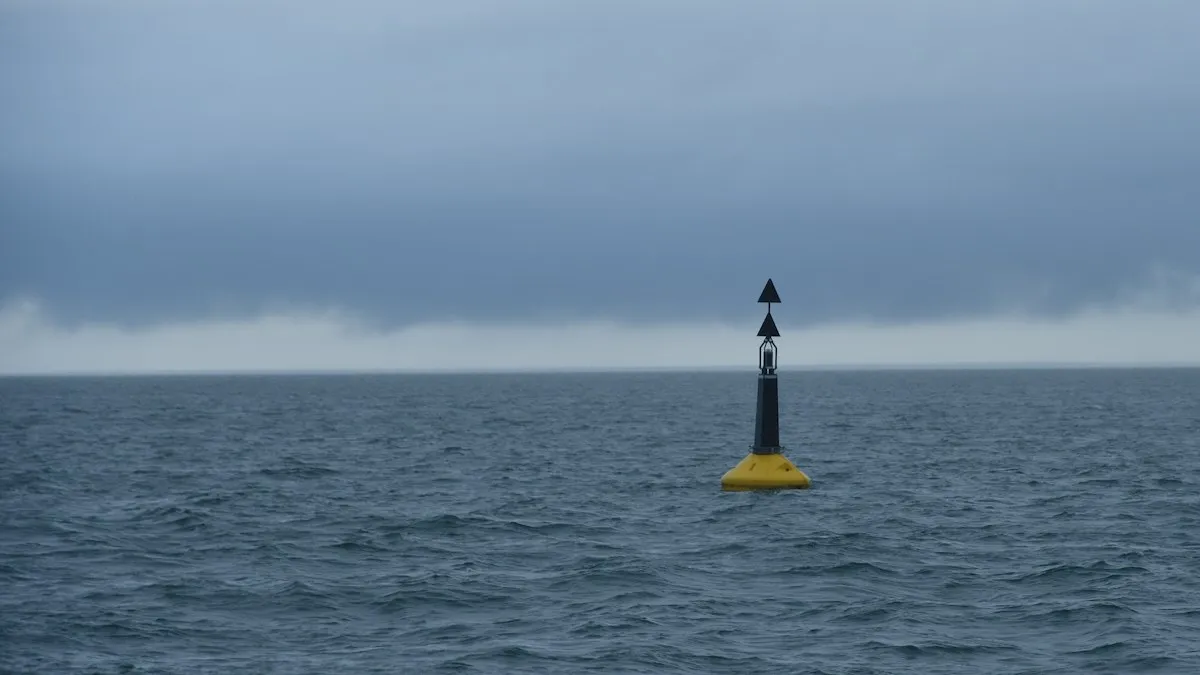 Bouée maritime à voyant conique sous un ciel orageux