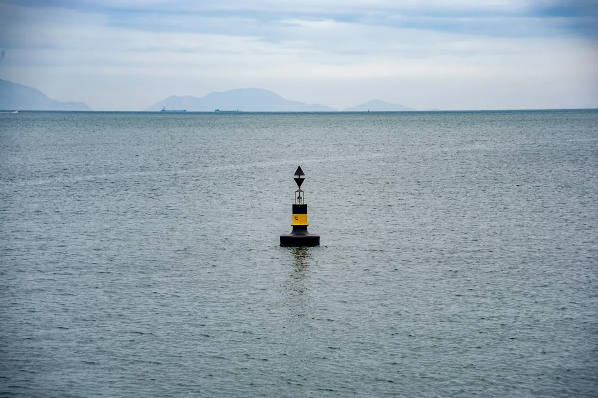 Bouée cardinale jaune et noire à voyant losange en mer