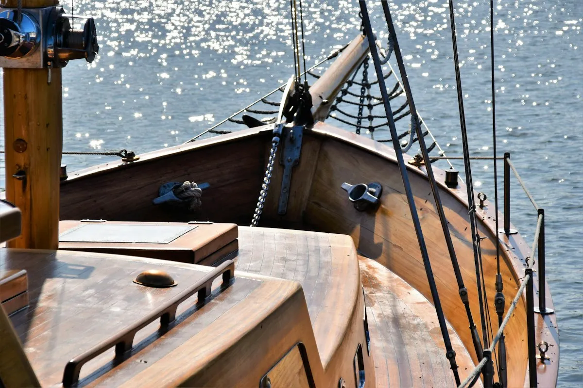 Étrave d'un voilier classique fendant une mer scintillante