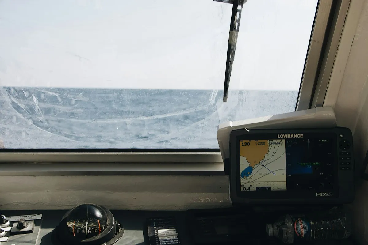 Traceur Lowrance HDS9 noir installé sur le tableau de bord d'un bateau