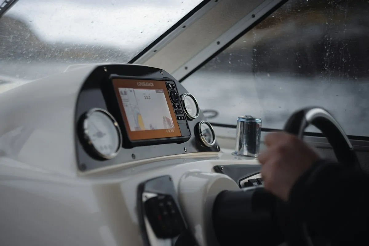 Écran Lowrance HDS allumé au poste de barre d'un bateau de pêche