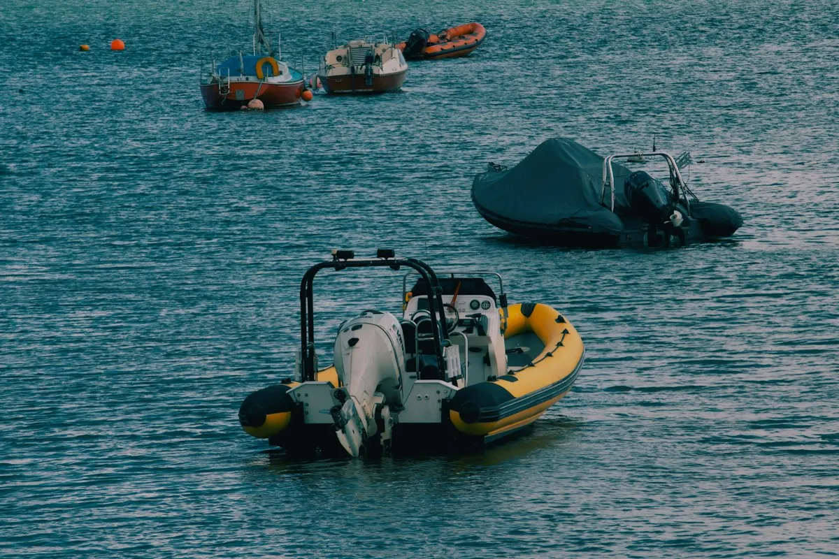 Petite annexe pneumatique amarrée sur une eau calme