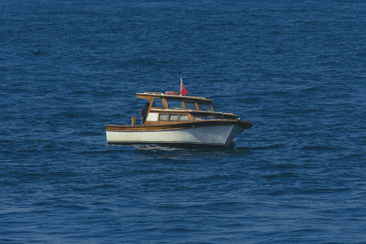 Bateau de pêche traditionnel en bois à l'ancre près de la côte