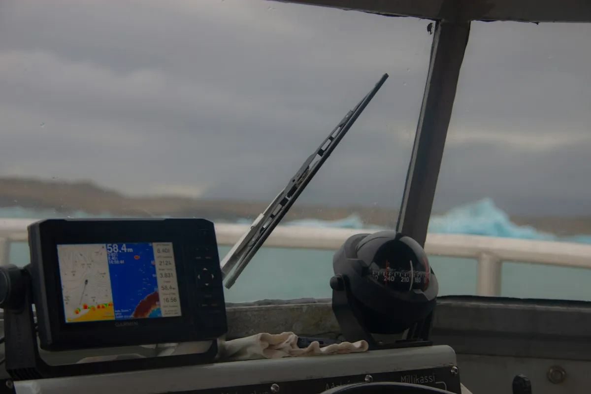 GPS marin et compas fixés sur le tableau de bord d'un bateau