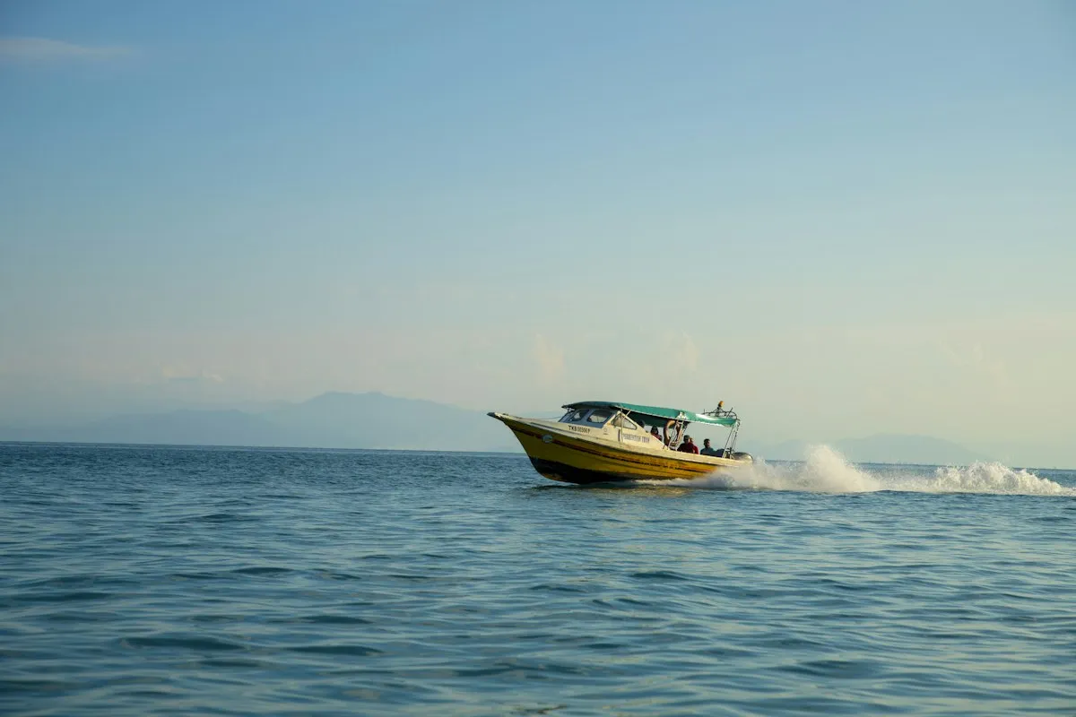 Bateau de plongée filant vers un spot au large