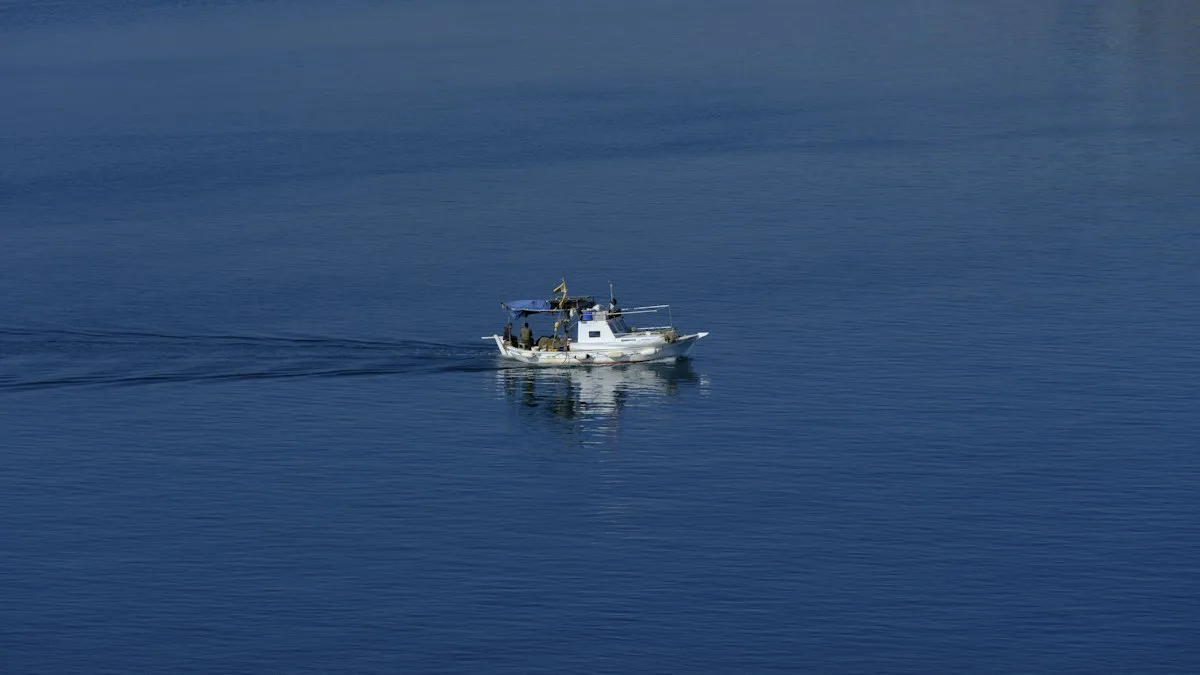 Bateau de plaisance naviguant sur une mer bleue calme