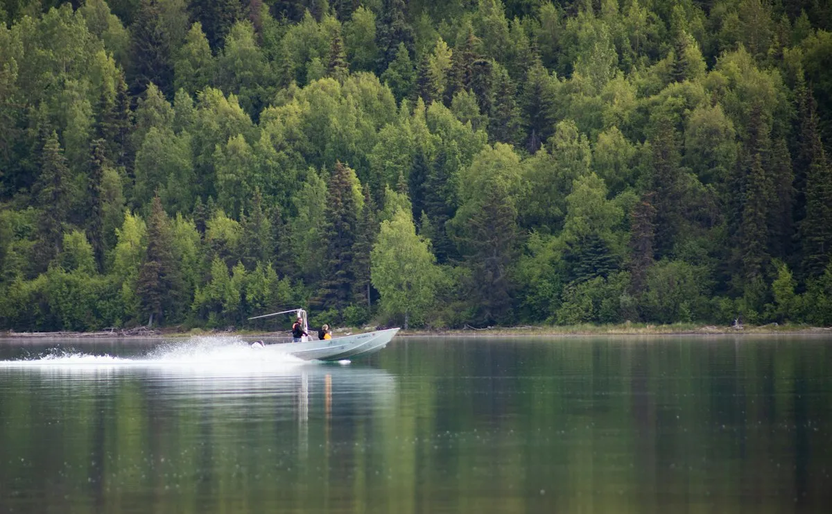 Bateau à moteur filant sur l'eau par une journée d'été