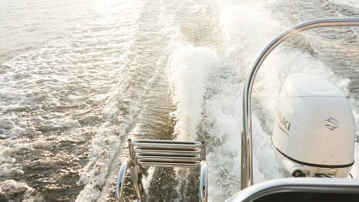 Moteur hors-bord Suzuki à l'arrière d'un bateau filant sur l'eau