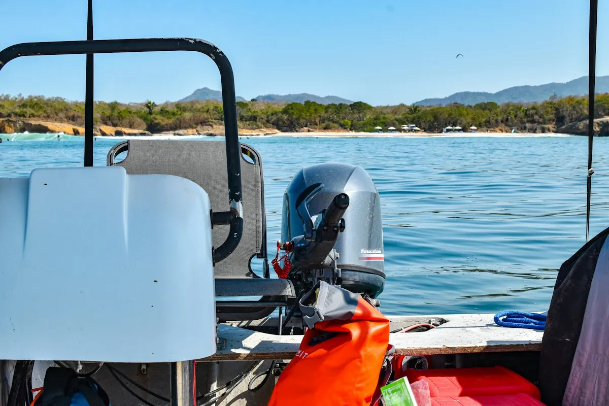 Rangée de moteurs hors-bord Suzuki à l'arrière de bateaux de pêche