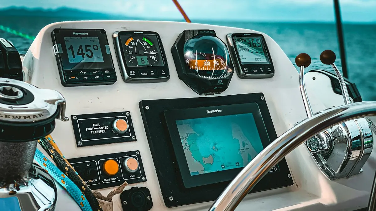 Instrument d'autopilote et écran multifonction au poste de barre d'un bateau
