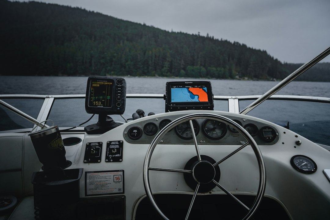 Comparatif GPS portables vs balises de détresse pour plaisance