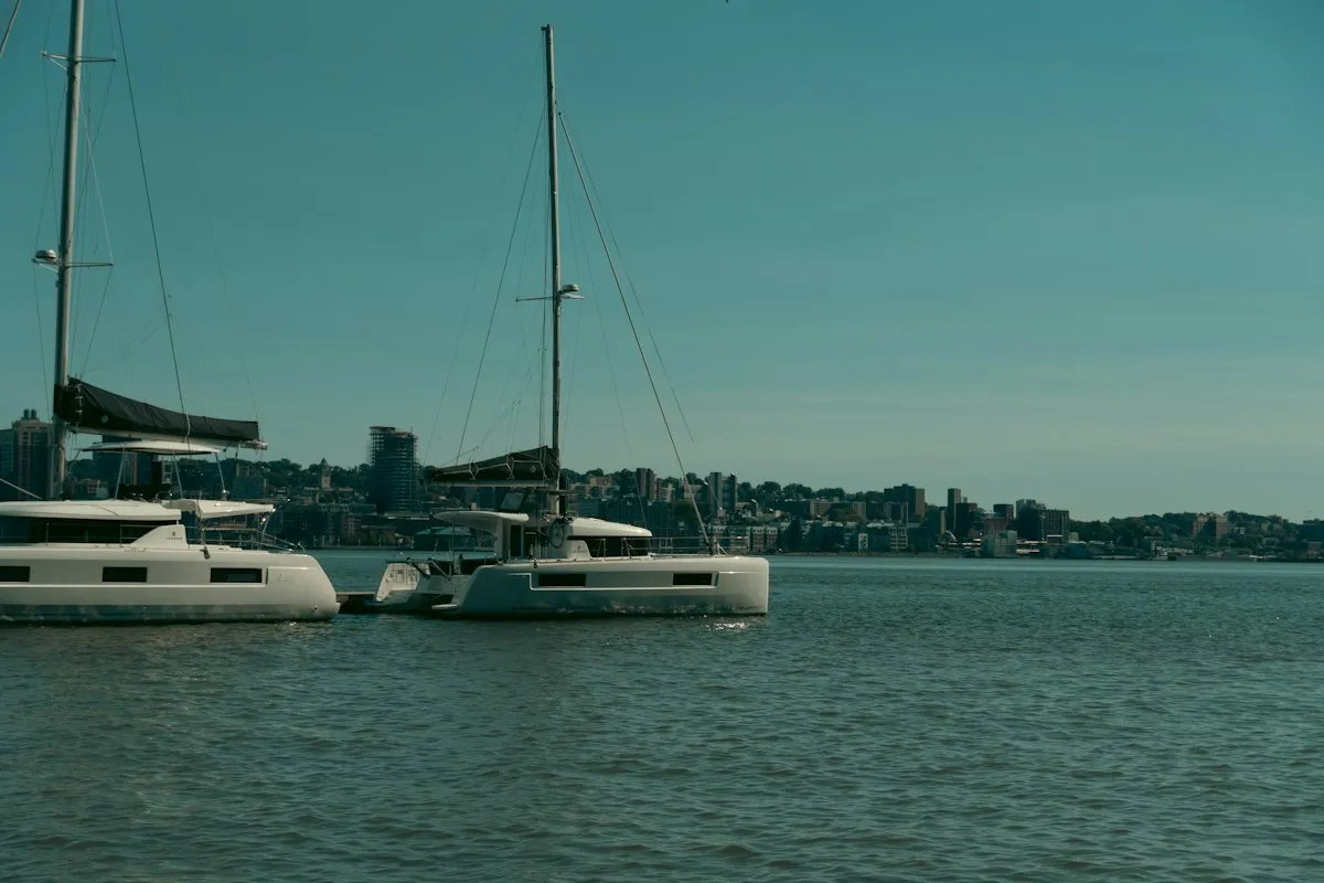 Deux catamarans amarrés côte à côte dans un port