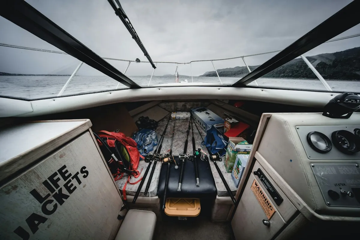 Cockpit de bateau avec coffre à gilets de sauvetage et matériel de sécurité