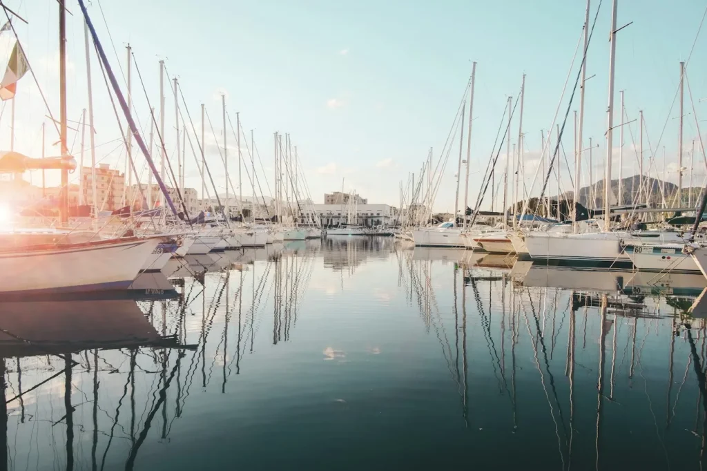 Voiliers au port au lever du soleil