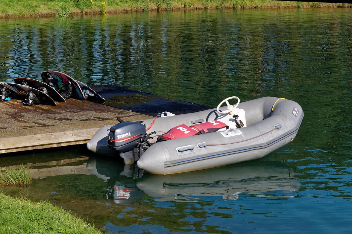 Comparatif hors-bord électrique et thermique bateau de loisir