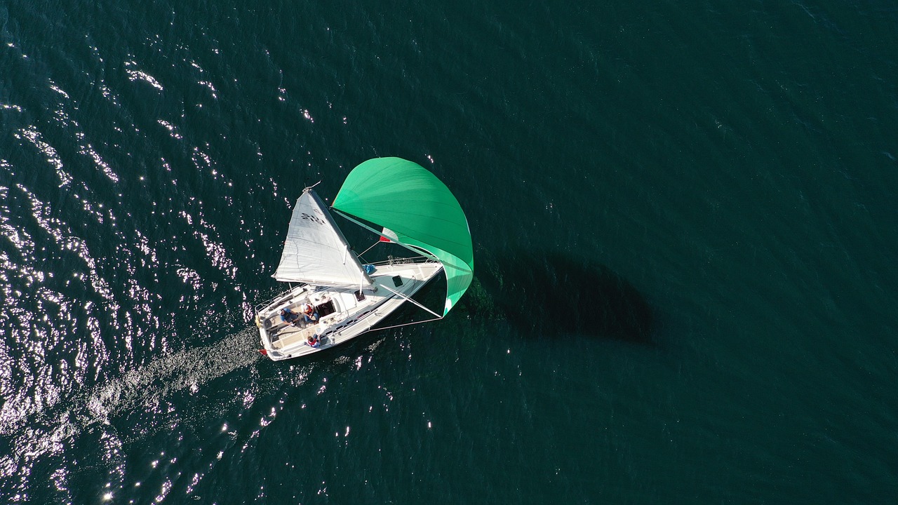 Voilier de croisiere sous spinnaker vu du ciel