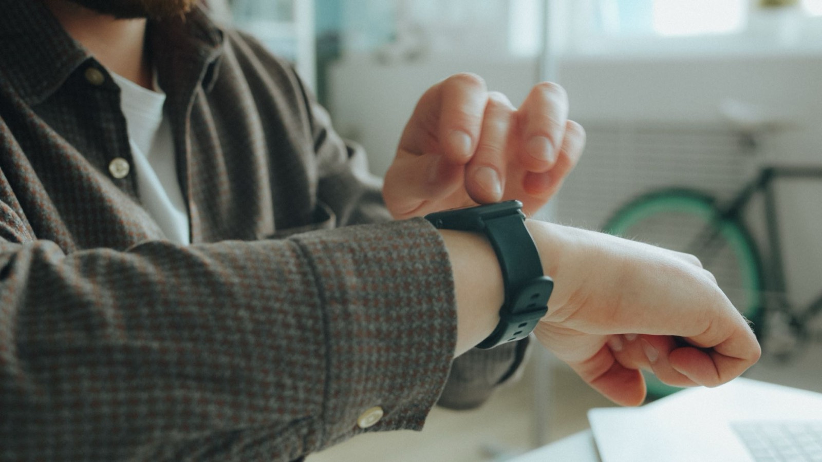 Coureur consultant sa montre GPS au poignet pendant une sortie