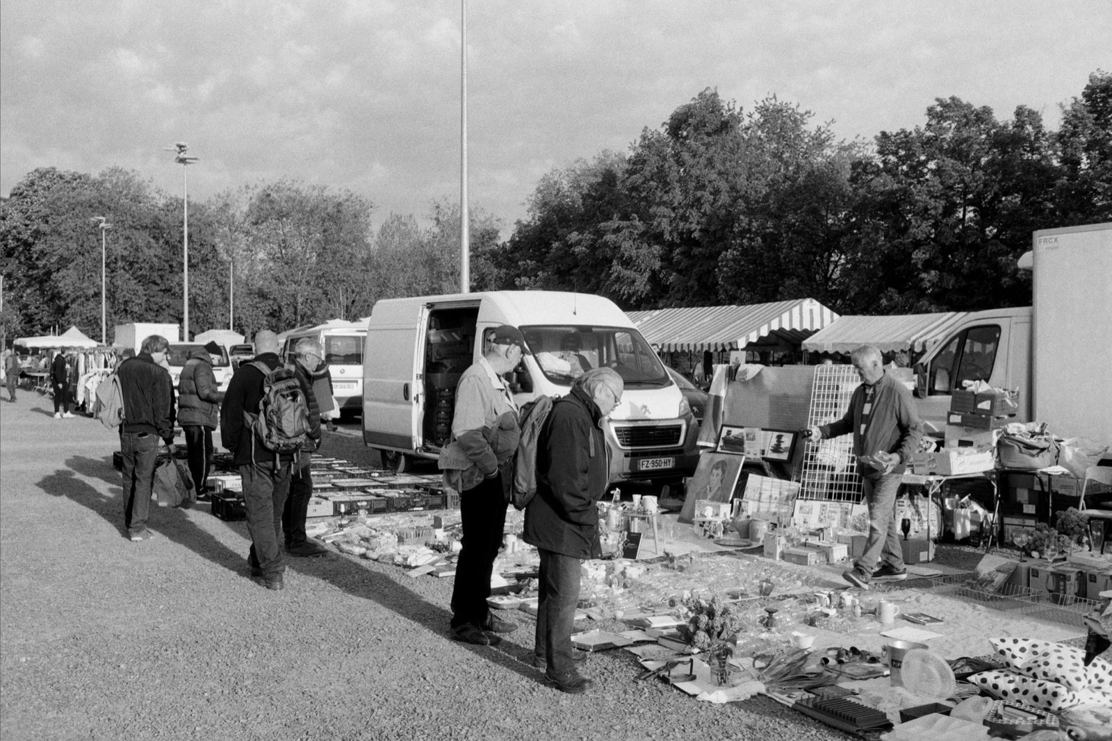étal de matériel sportif d'occasion sur un marché
