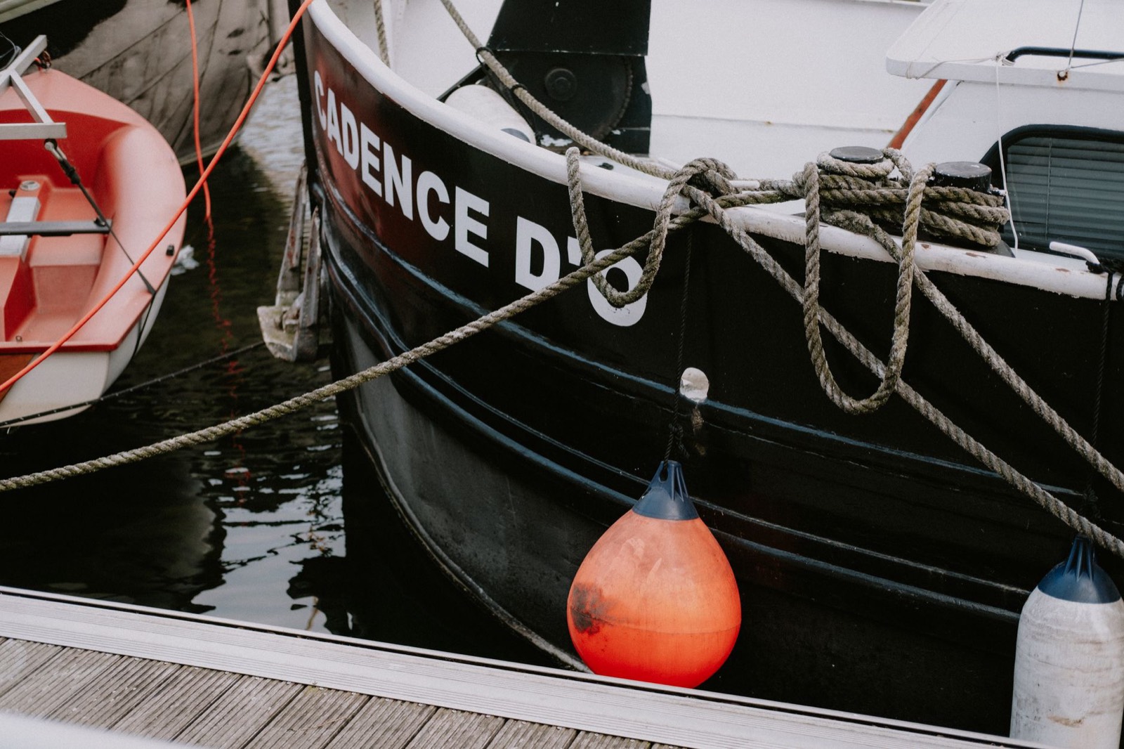 Semi-rigide amarré au ponton de Mèze sur l'étang de Thau