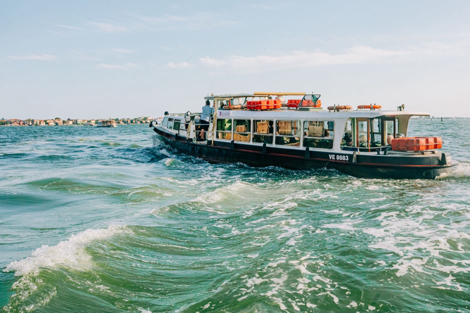 Navette à passagers sur une lagune, comparable au bateau qui relie Mèze à Sète en saison