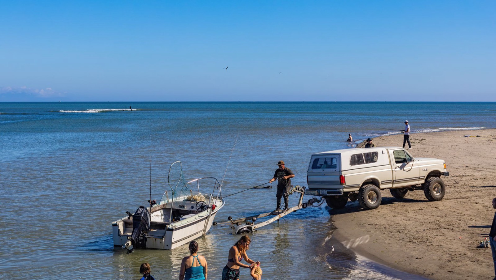 Remorque de bateau attelée à une voiture sur une cale de mise à l'eau